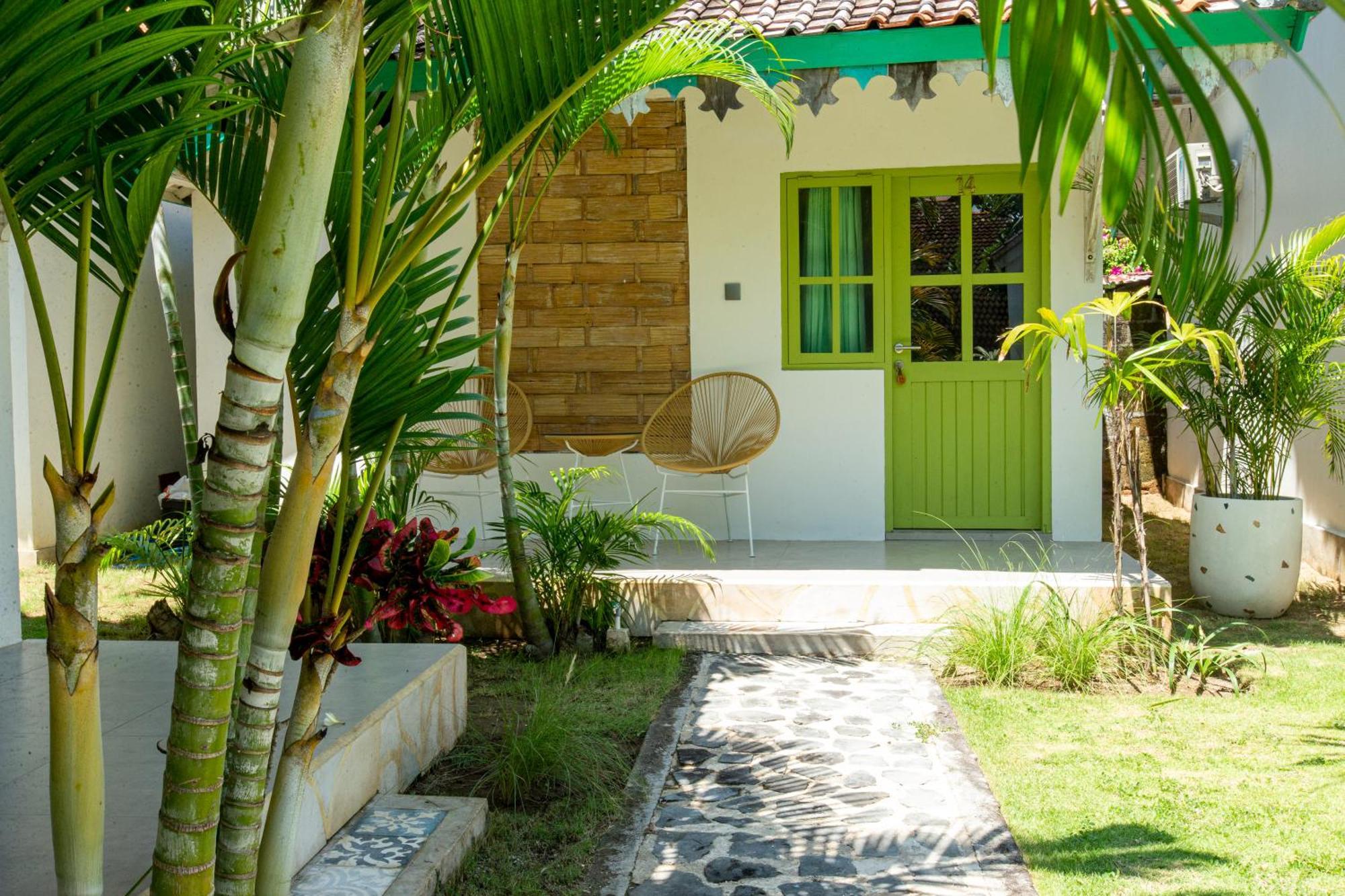 La Roja Bungalows Batununggul Exterior photo