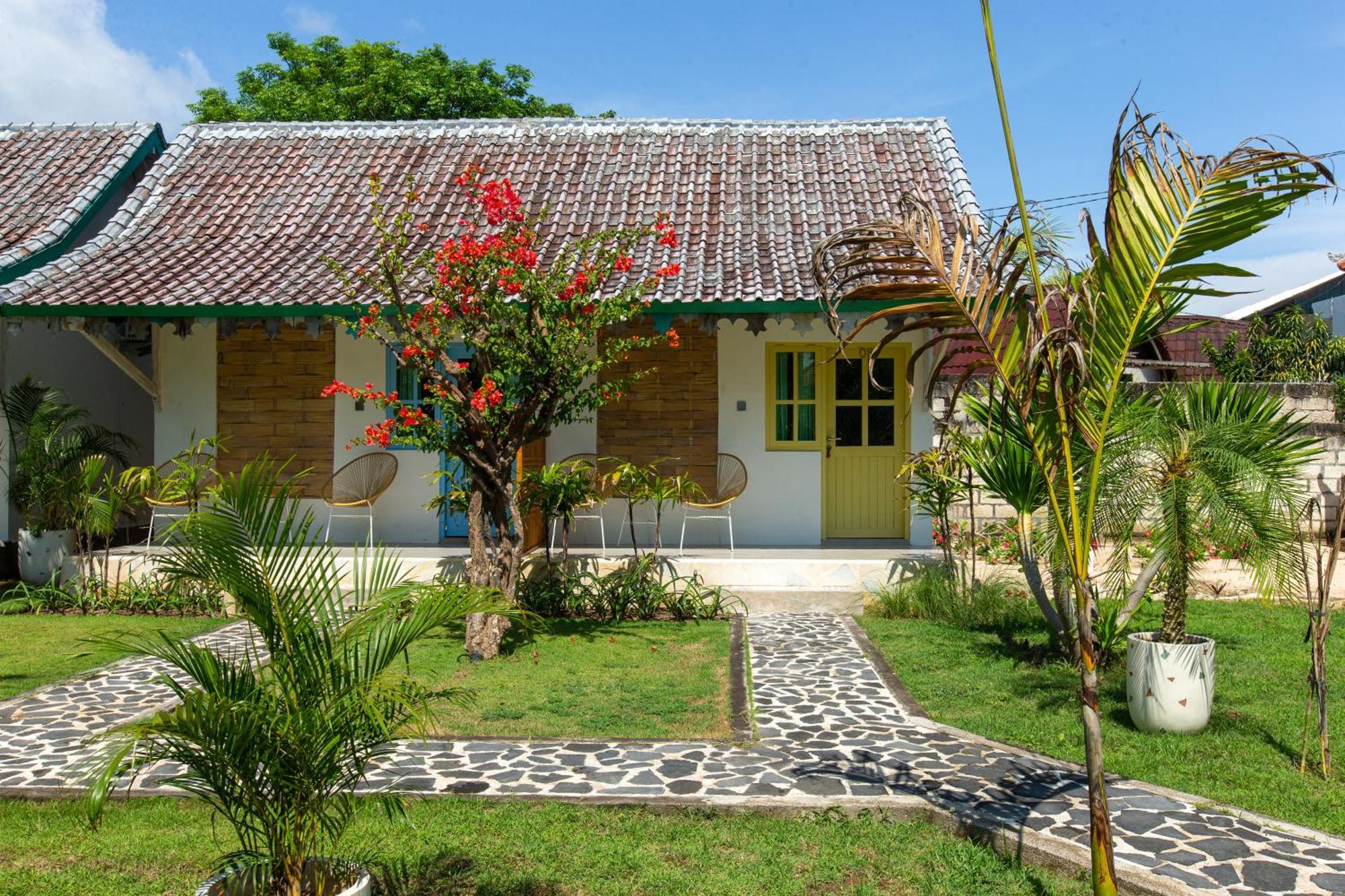 La Roja Bungalows Batununggul Exterior photo