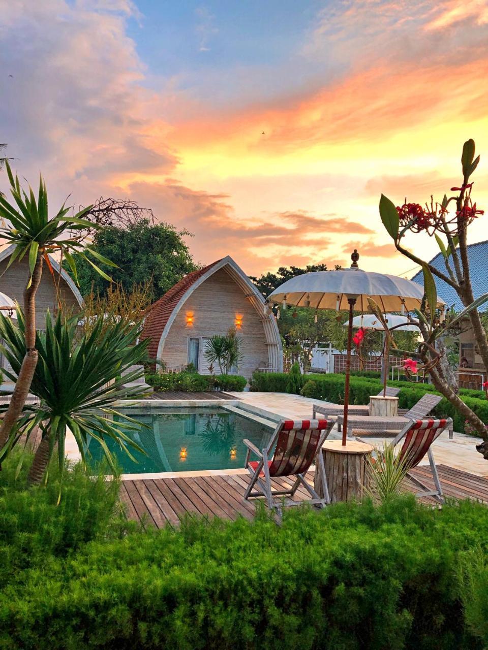 La Roja Bungalows Batununggul Exterior photo